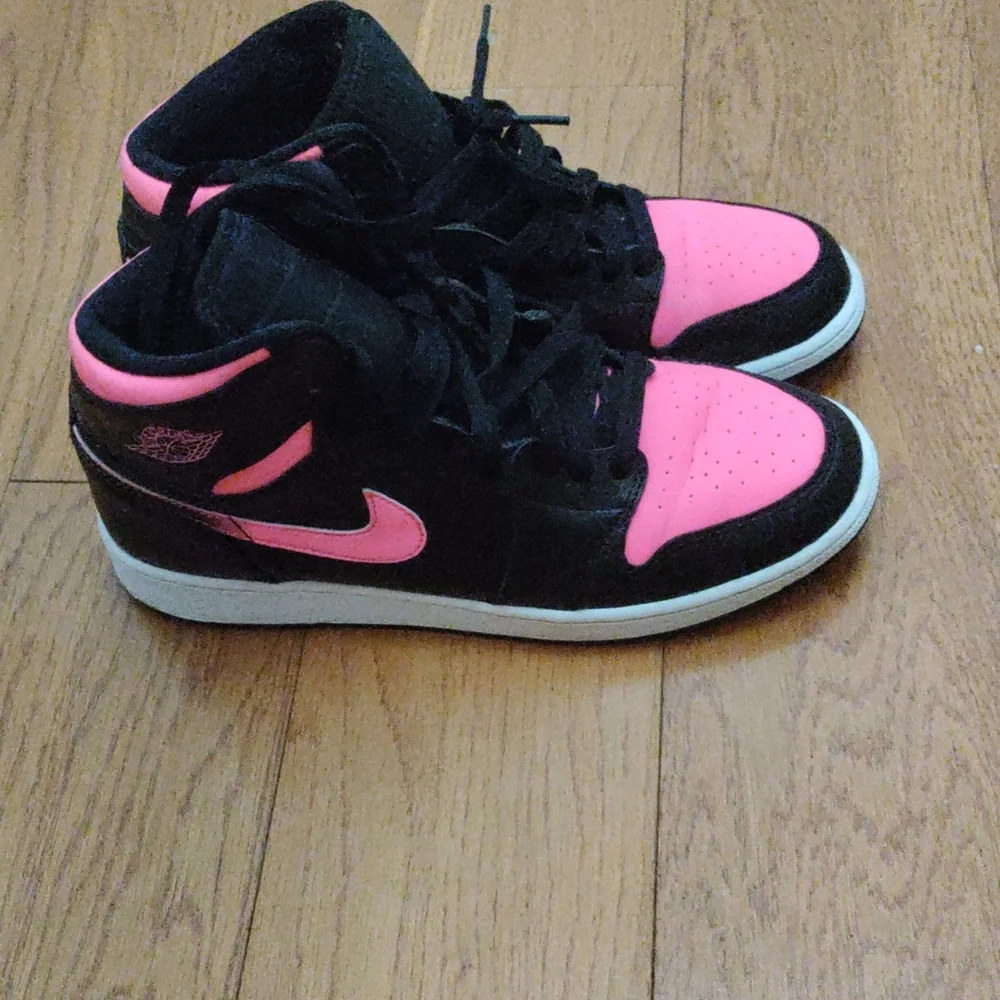Air Jordan 1 Retro High Sneakers - Black and Pink